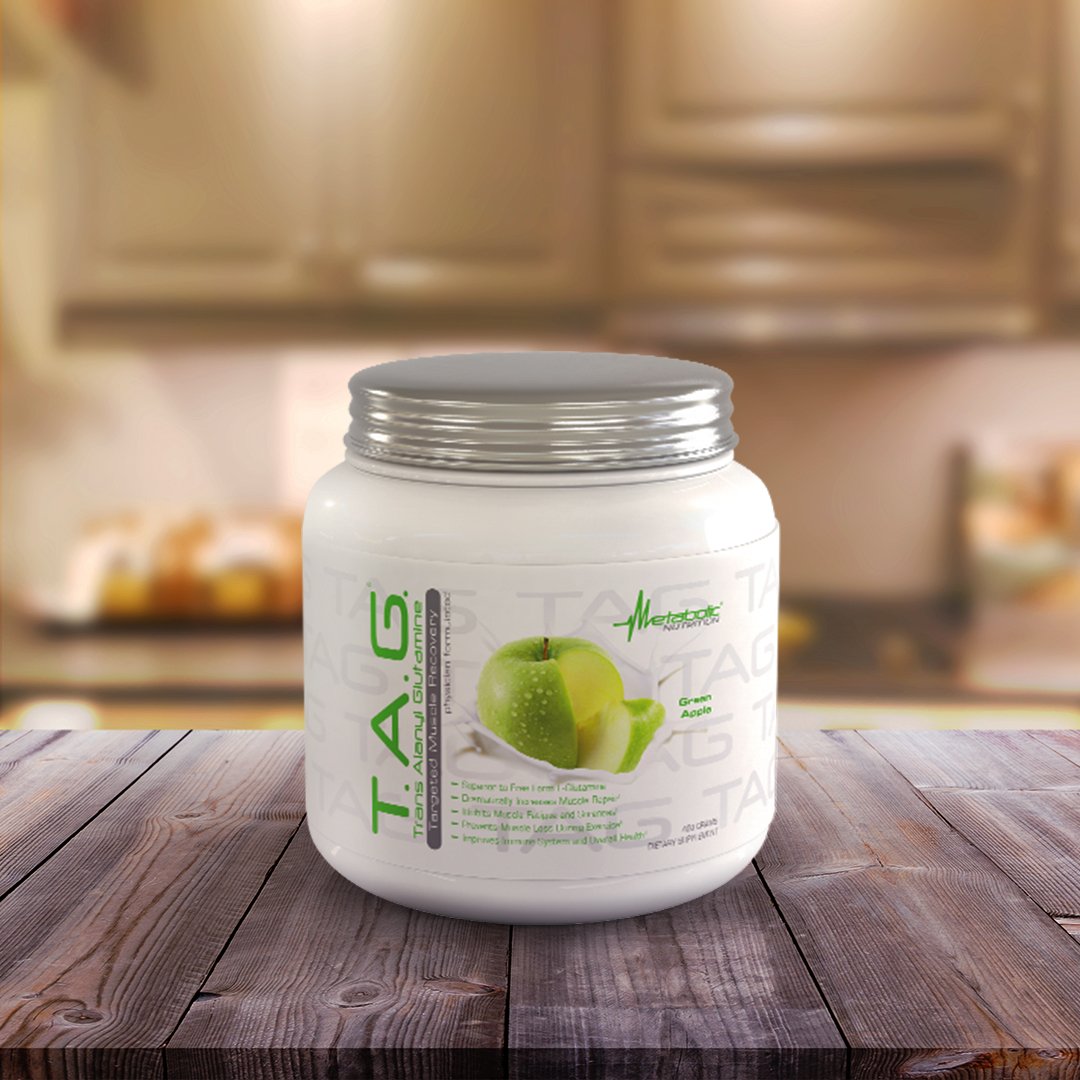 a balanced routine Nutrition TAG L-Glutamine 400g en arrière-plan de salle de sport