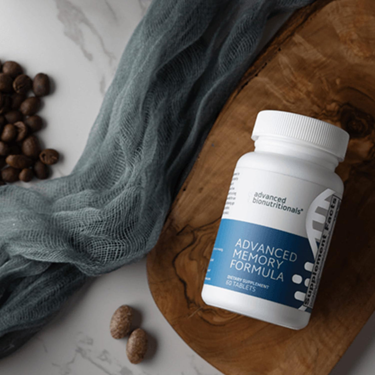 Advanced Bionutritionals Formule Avancée de Mémoire, mise en scène sur une table