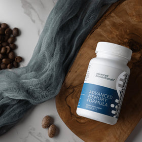 Advanced Bionutritionals Formule Avancée de Mémoire, mise en scène sur une table
