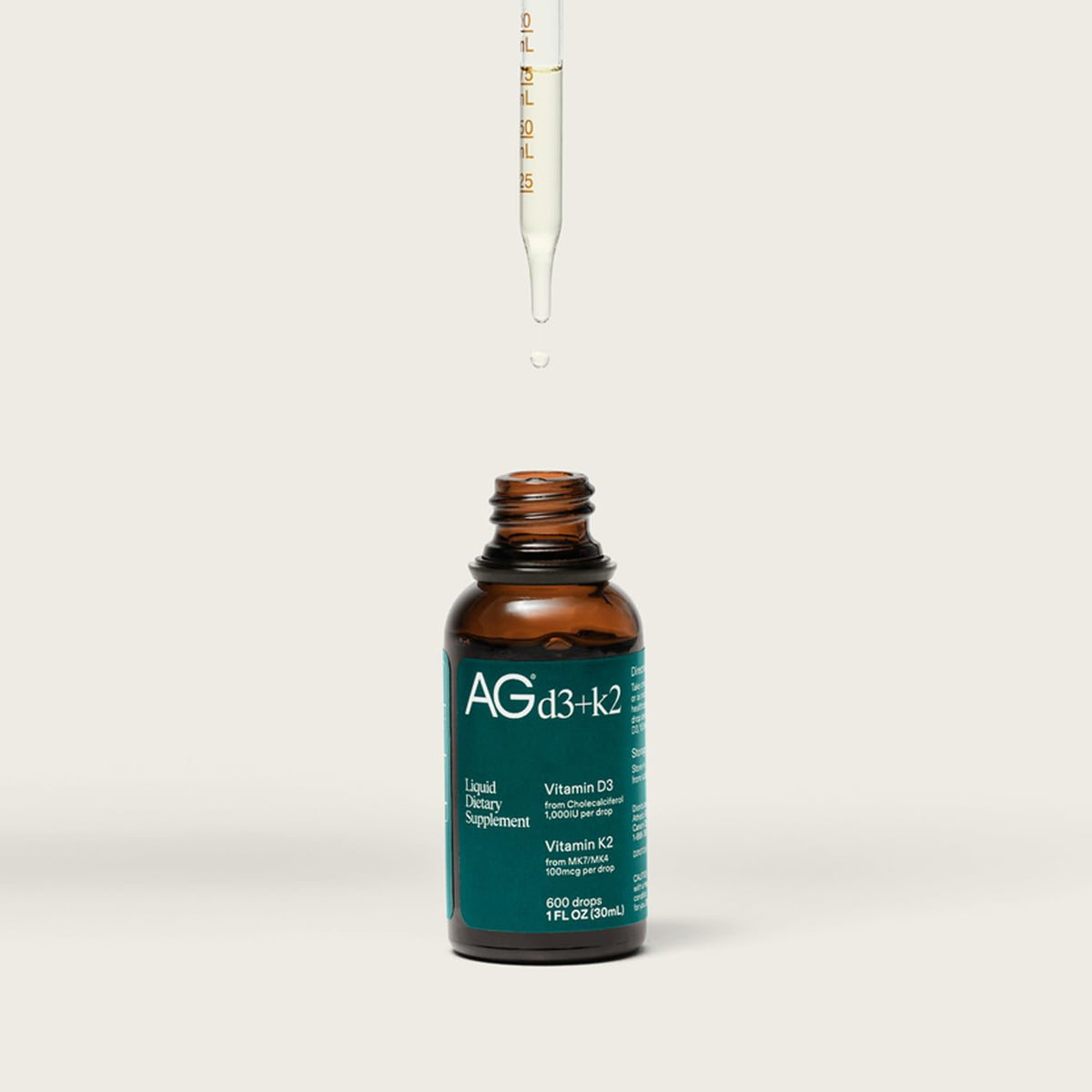 AG1 Vitamine D3 + K2 gouttes liquides sur fond blanc