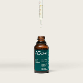 AG1 Vitamine D3 + K2 gouttes liquides sur fond blanc
