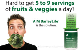 AIM BarleyLife Poudre d'Herbe d'Orge sur une cuillère