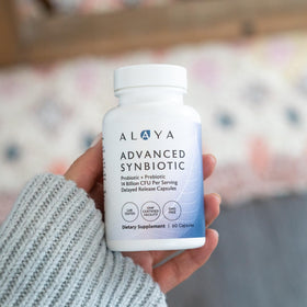 Alaya Naturals Advanced Synbiotic capsules sur une table