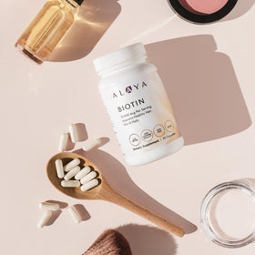 Alaya Naturals Biotine 10 000 mcg en main, prise de vue lifestyle