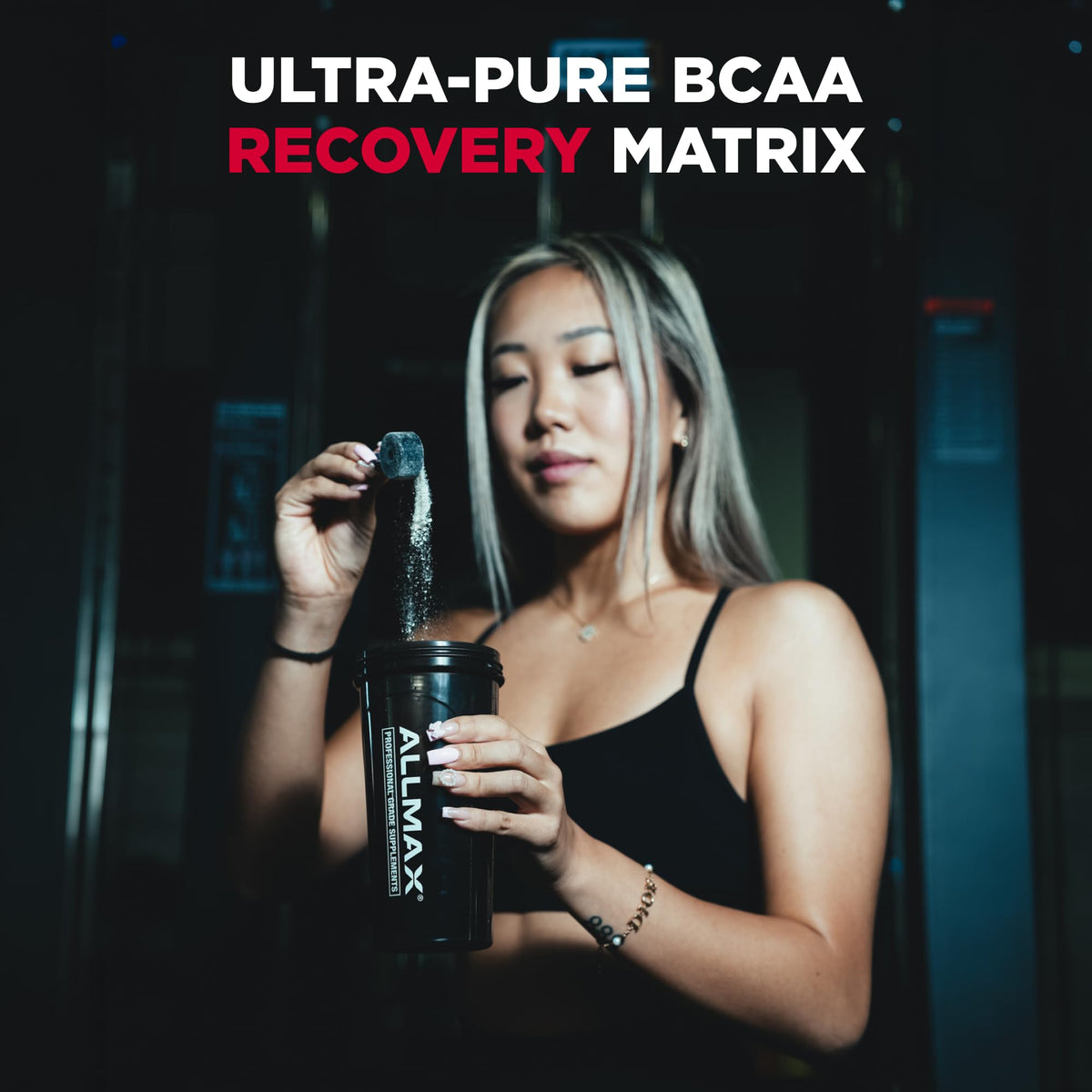 ALLMAX Aminocore BCAA Ananas Mangue dans un shaker
