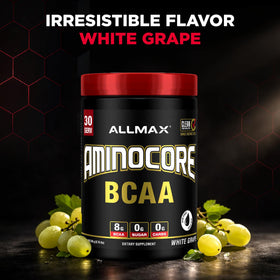 ALLMAX Aminocore BCAA poudre au raisin blanc sur une table avec des accessoires de fitness