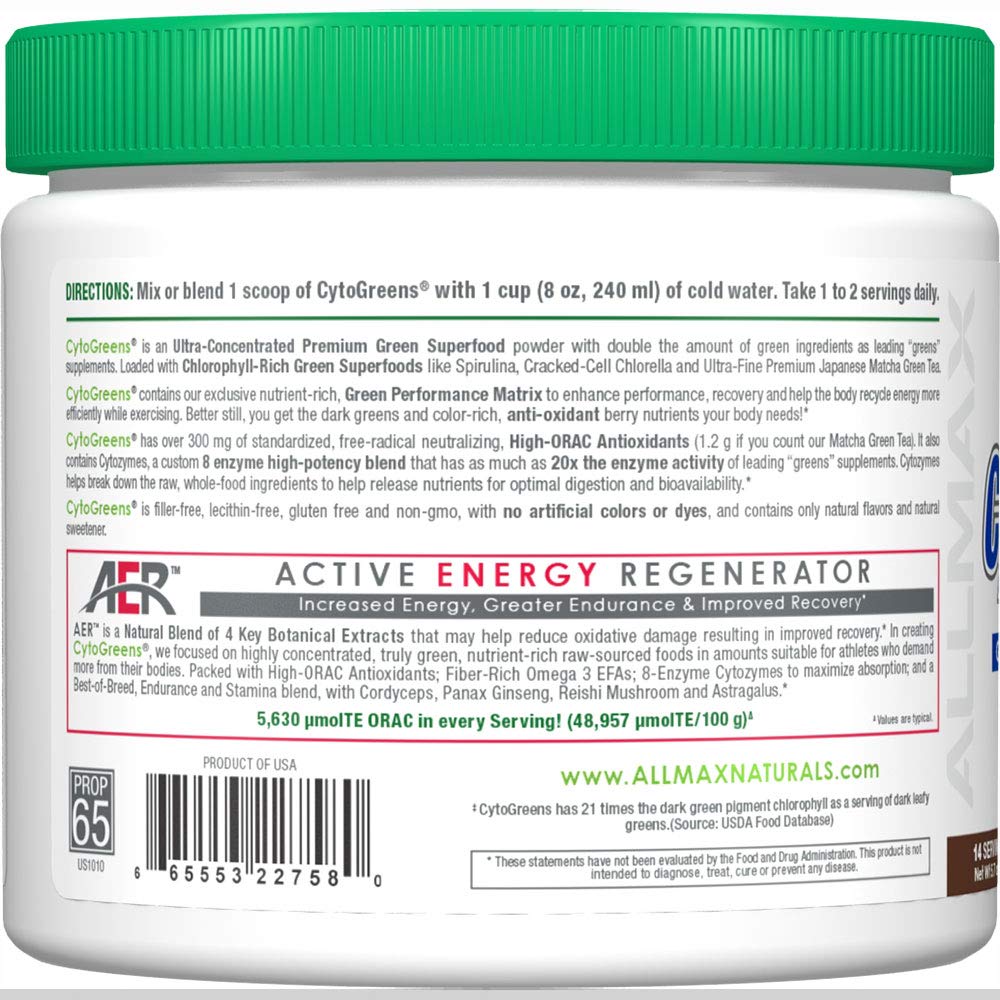 ALLMAX CytoGreens poudre de super-aliments chocolat avec cuillère et mélange dans un verre