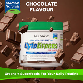 ALLMAX CytoGreens Poudre de Super Greens Chocolat 490g en contexte avec des fruits