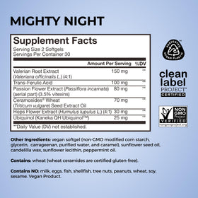 Ambiance nocturne avec flacon HUM Mighty Night à côté d'une tasse de tisane
