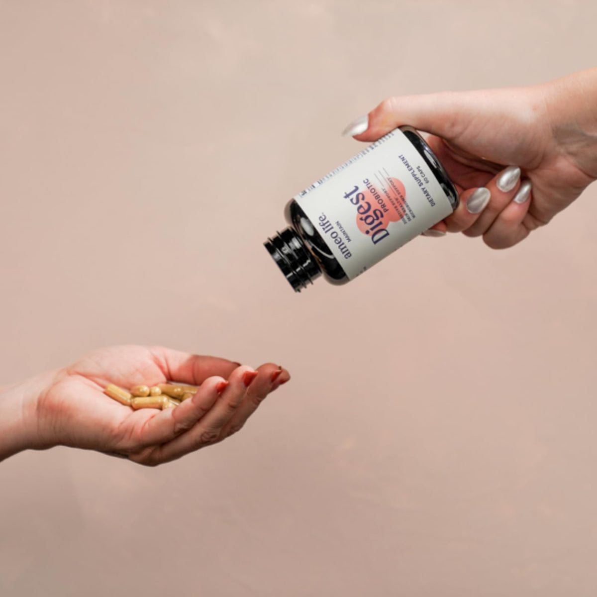 Ameo Life Probiotique 60 Capsules avec un verre d'eau