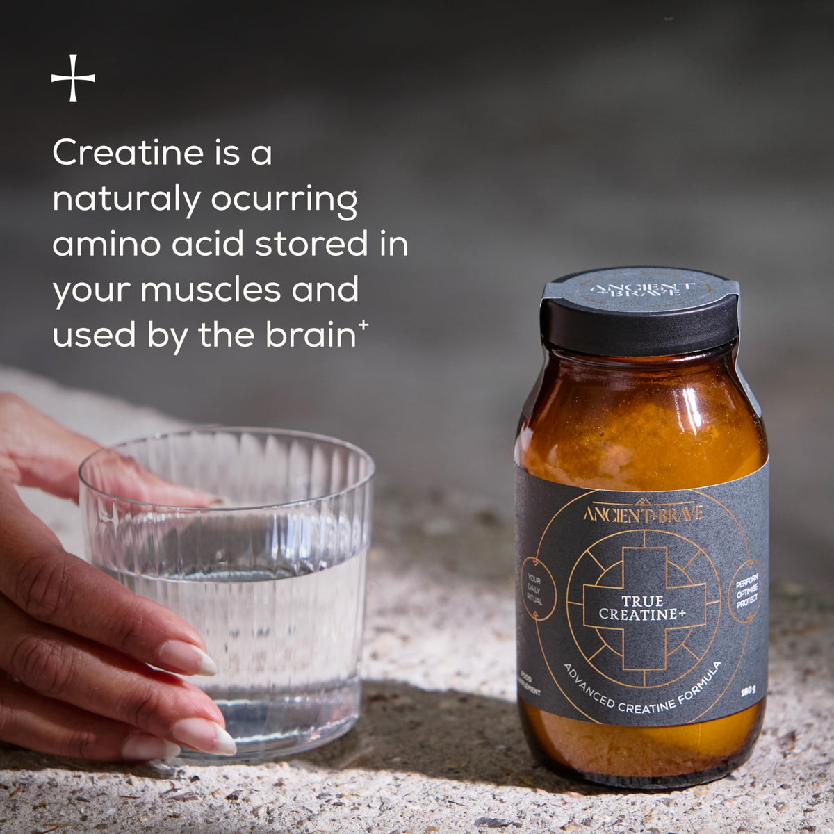 Ancient + Brave Poudre de Créatine 180g en préparation dans un verre