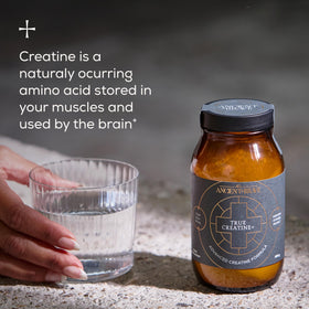 Ancient + Brave Poudre de Créatine 180g en préparation dans un verre