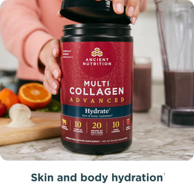 Ancient Nutrition Multi Collagen Advanced Hydrate 581g dans un verre avec de l'eau