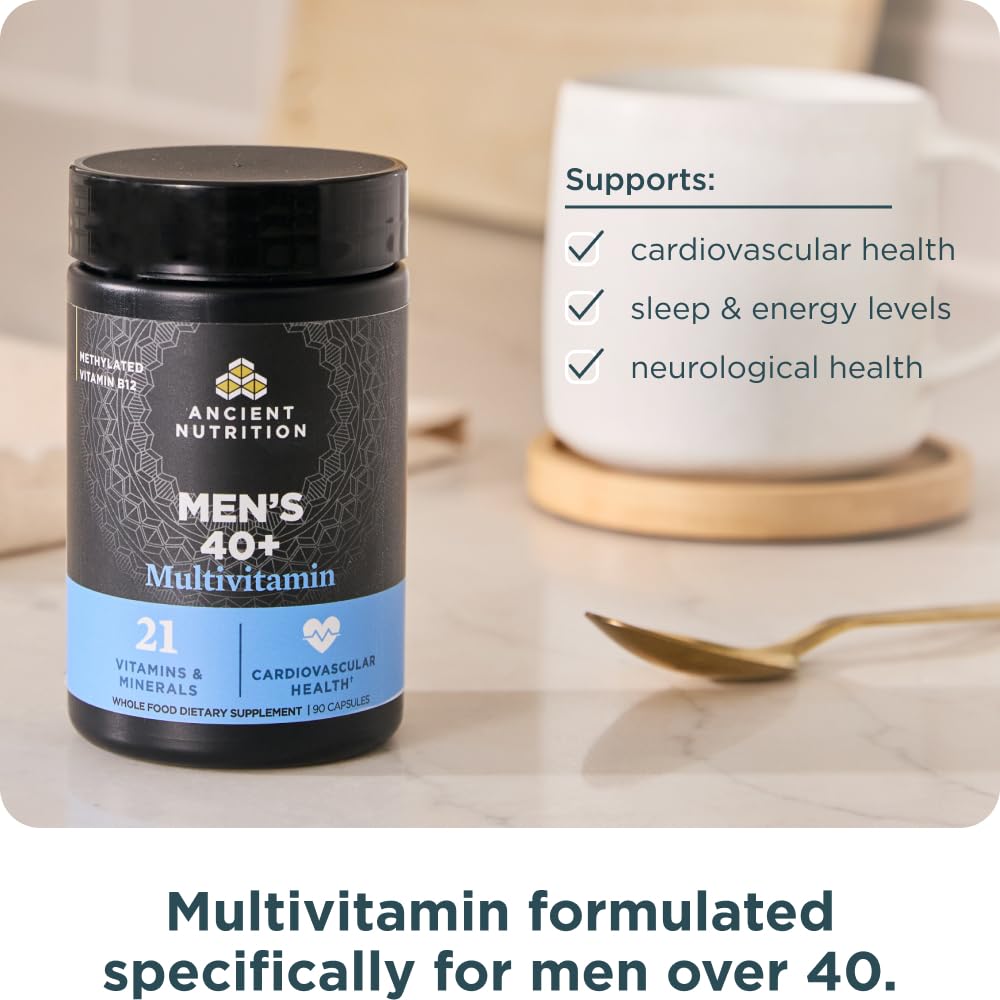 Ancient Nutrition Multivitamines 40+, capsules en main