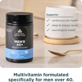 Ancient Nutrition Multivitamines 40+, capsules en main