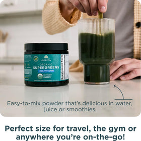 Ancient Nutrition Poudre de Super Greens Bio + Multivitamines 170g en poudre sur une cuillère