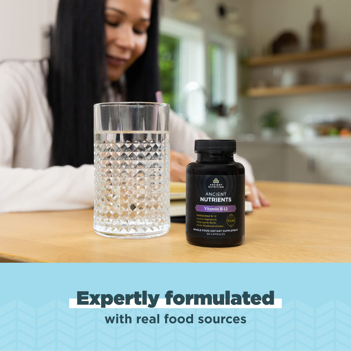 Ancient Nutrition Vitamine B12 Methylée sur une table avec un verre d'eau