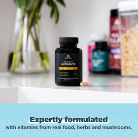 Ancient Nutrition Vitamine D3 + K2 5000 UI capsule in hand