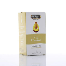 Application d'huile de vitamine E Hemani sur la peau