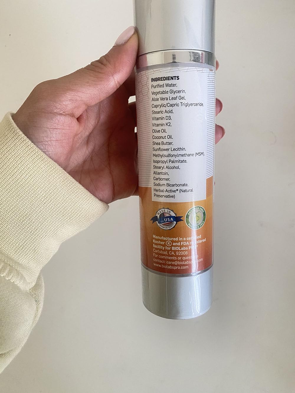 Application de crème de vitamine D3 sur la peau