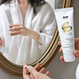 Application de la Crème de Vitamine E NOW Foods sur le visage