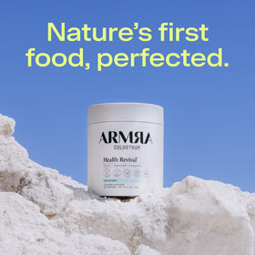 ARMRA Poudre de Colostrum 200g sur une table en bois