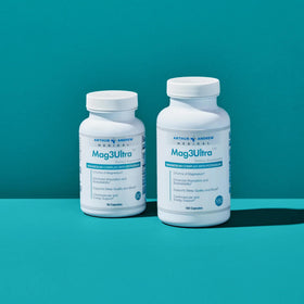 Arthur Andrew Medical Mag3Ultra capsules à côté d'un verre d'eau