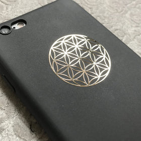 Autocollants Fleur de Vie Orgonite METAL ARTEM en application sur un mur lisse
