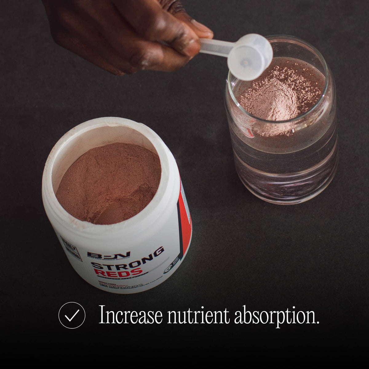 BARE PERFORMANCE NUTRITION Strong Reds Poudre Superfood scoop next to the container
