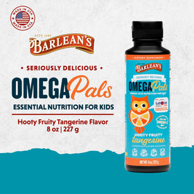 Barlean's Omega Pals Complément Alimentaire Liquide versé dans une cuillère