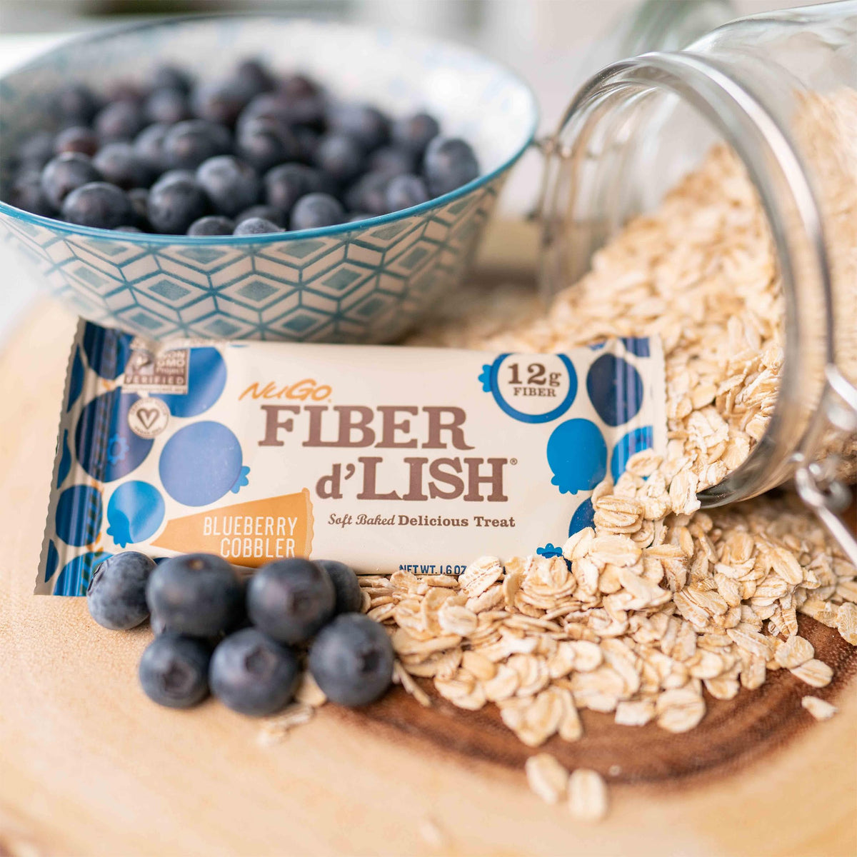Barre NuGo Fiber d'Lish avec des ingrédients naturels autour