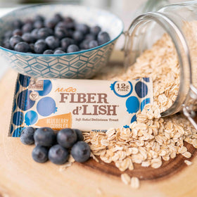Barre NuGo Fiber d'Lish avec des ingrédients naturels autour