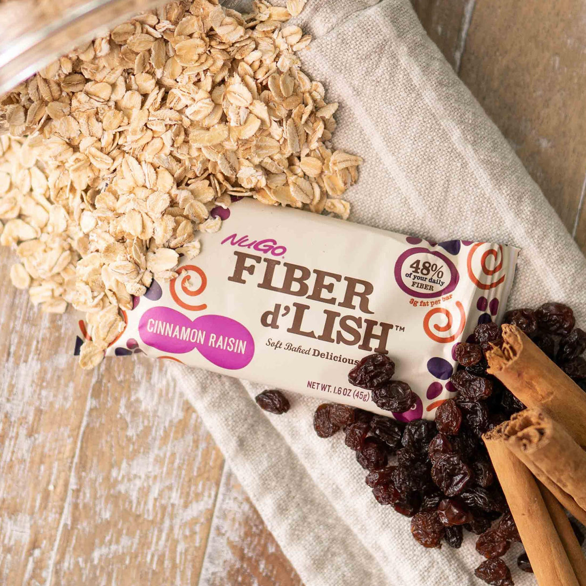 Barres NuGo Fiber d'Lish Canelle Raisin dans un bol