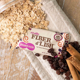 Barres NuGo Fiber d'Lish Canelle Raisin dans un bol