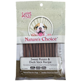 Bâtonnets de viande douce Natural Value avec un chien en arrière-plan