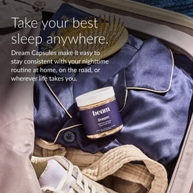 BEAM Dream Capsules de Sommeil – capsules à côté d'un verre d'eau