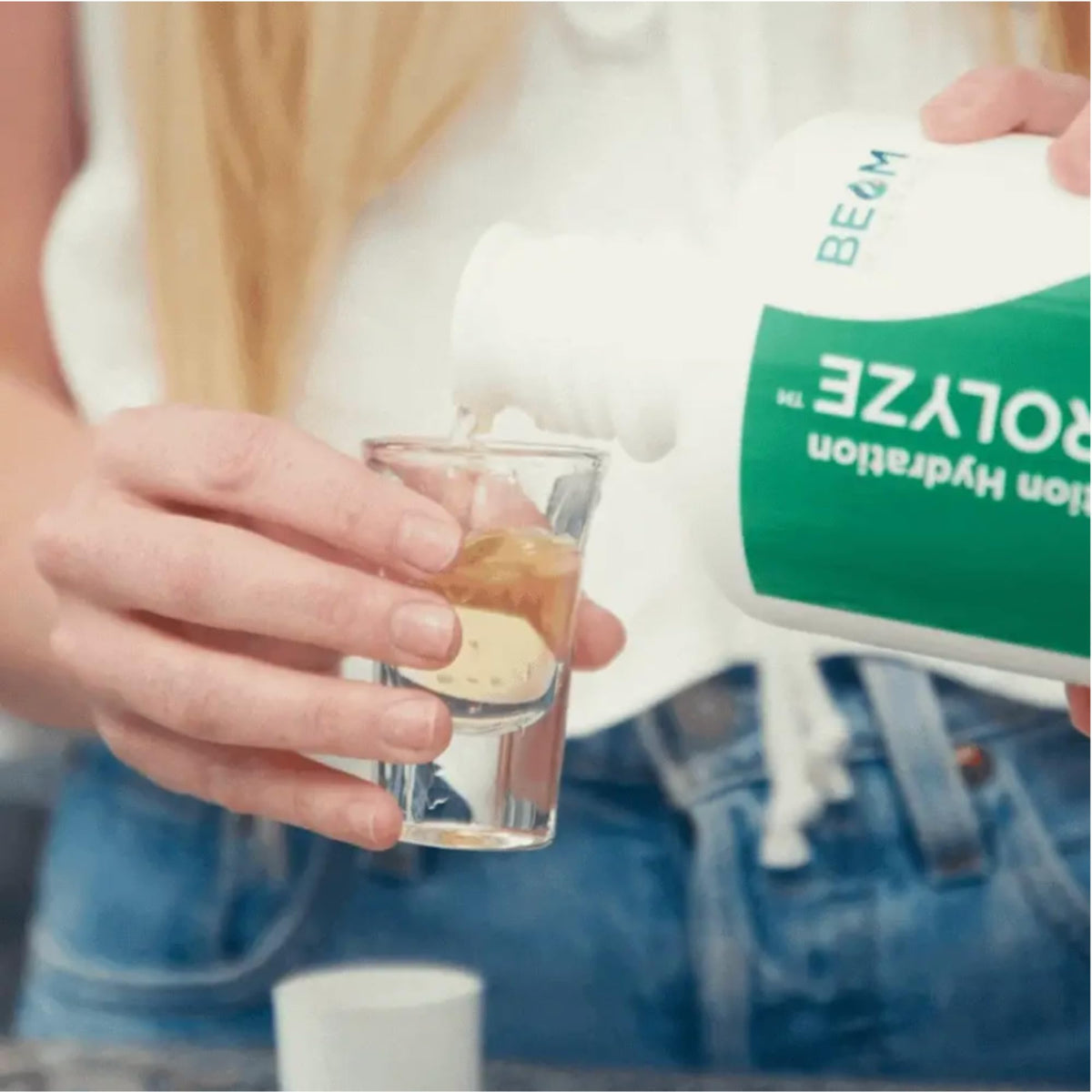 BEAM Minerals Electrolyze 946 ml en arrière-plan d'une cuisine