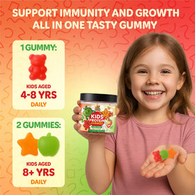 Bear Bites Gummies gummies dans une main d'enfant