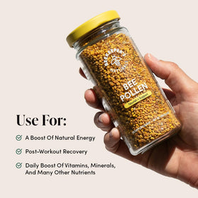 Beekeeper's Naturals Pollen de Fleurs cru 330g à côté d'une cuillère