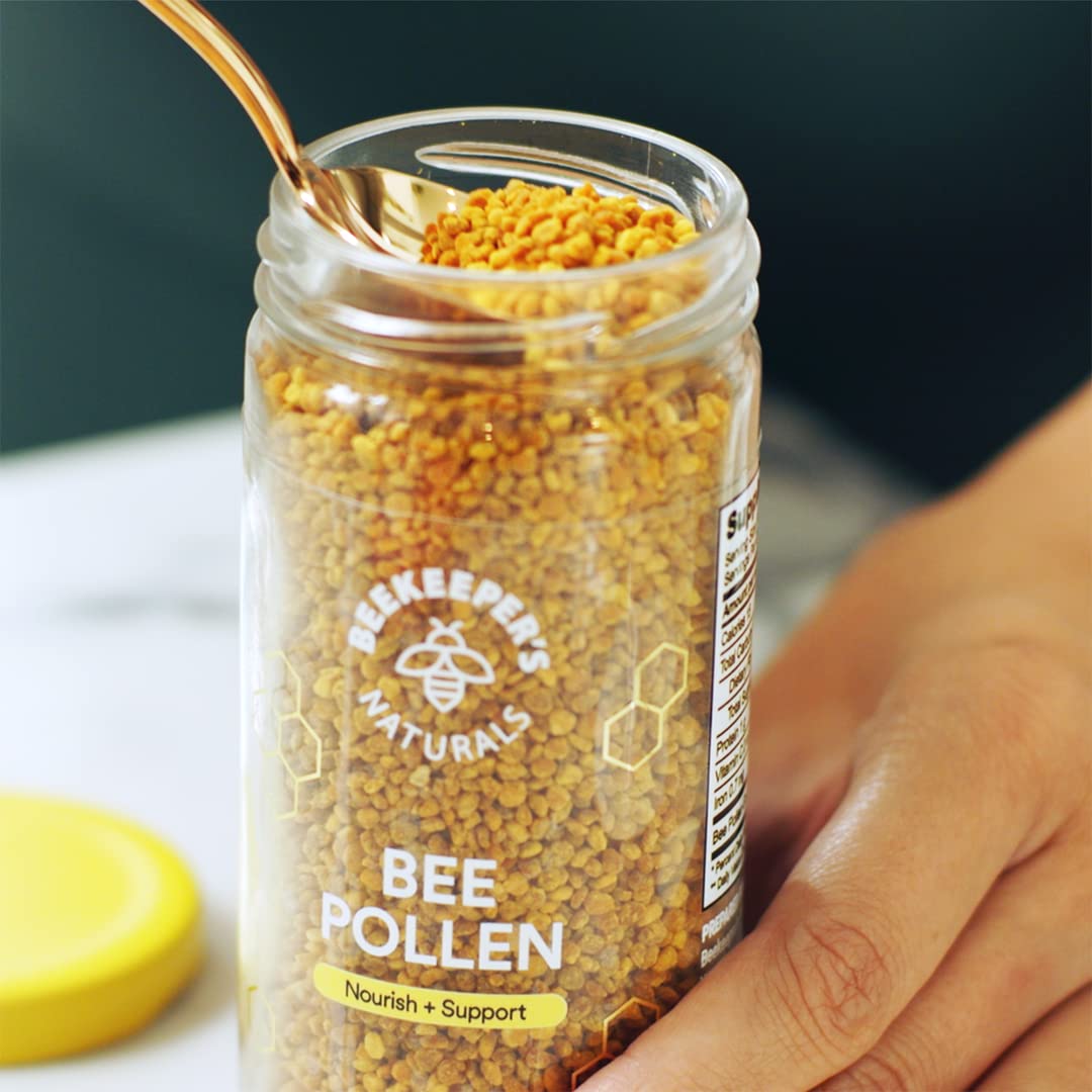 Beekeeper's Naturals Pollen de Fleurs cru 330g et un verre d'eau
