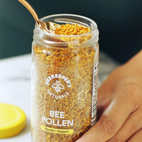 Beekeeper's Naturals Pollen de Fleurs cru 330g et un verre d'eau
