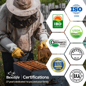 Beelife Extrait de Propolis Verte 50g goutte dans une cuillère