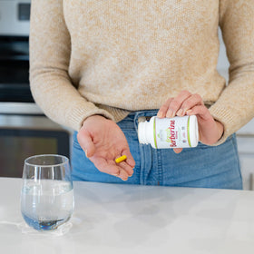 Berbérine 450mg en capsules sur une table avec une plante