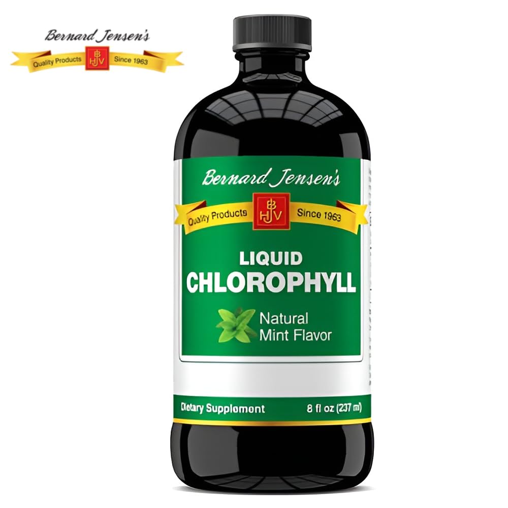 Bernard Jensen's Chlorophylle Liquide Saveur Menthe 16 Fl Oz à côté d'un verre d'eau