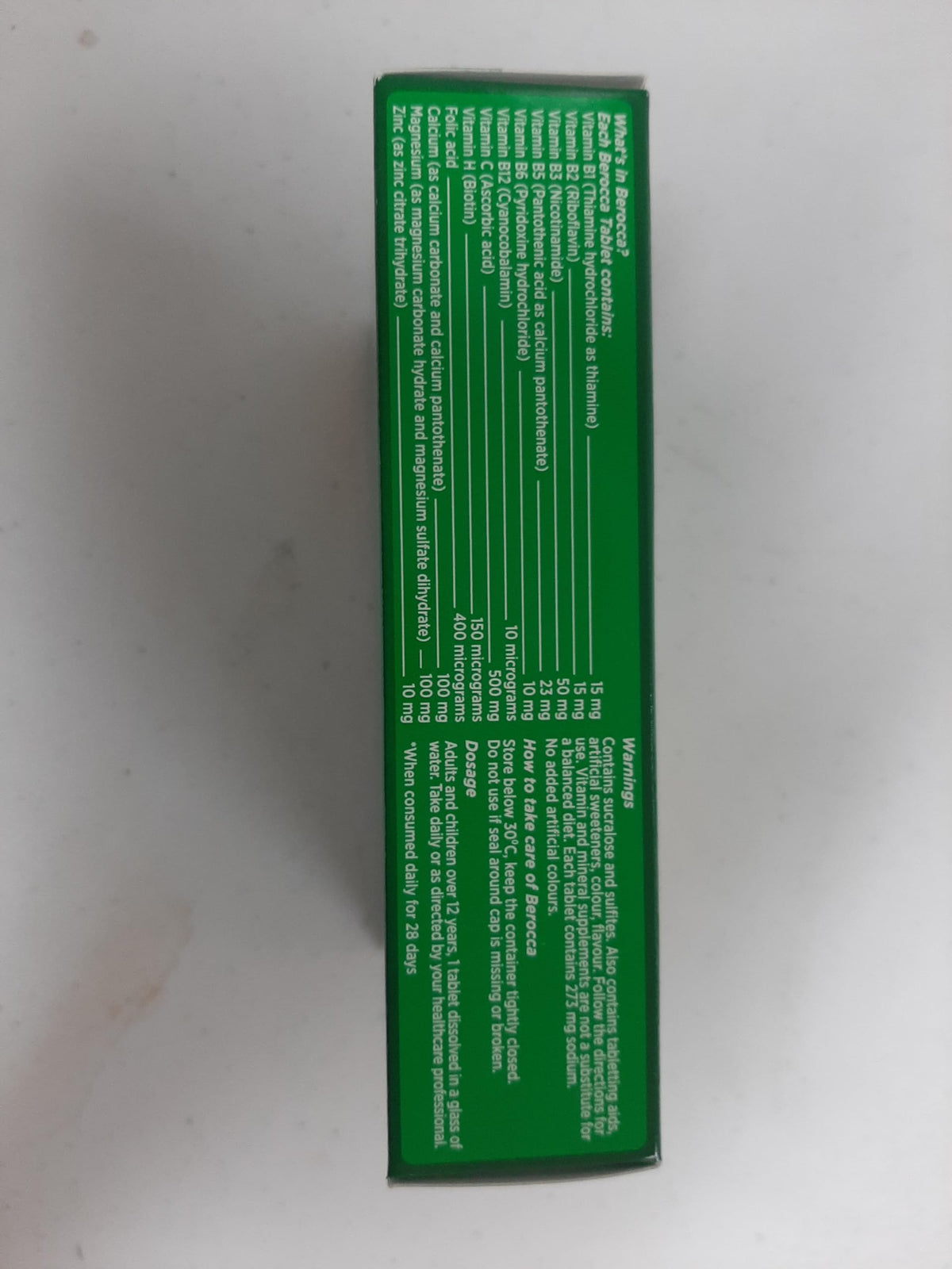 Berocca Effervescent comprimés sur une table avec un verre d'eau