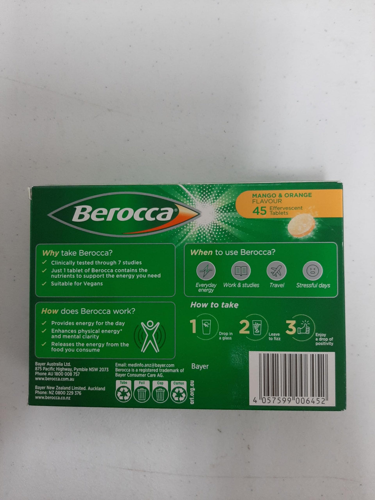 Berocca tube de comprimés effervescents ouvert avec un comprimé dans l'eau