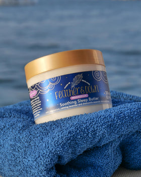 Beurre de sommeil Feather & Down sur une table de nuit
