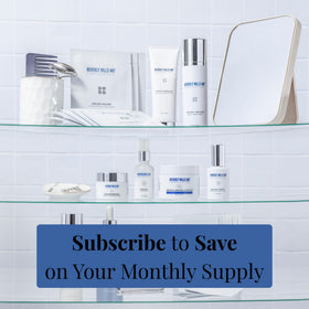 Beverly Hills MD Dermal Repair Complex en mode lifestyle avec des accessoires de beauté