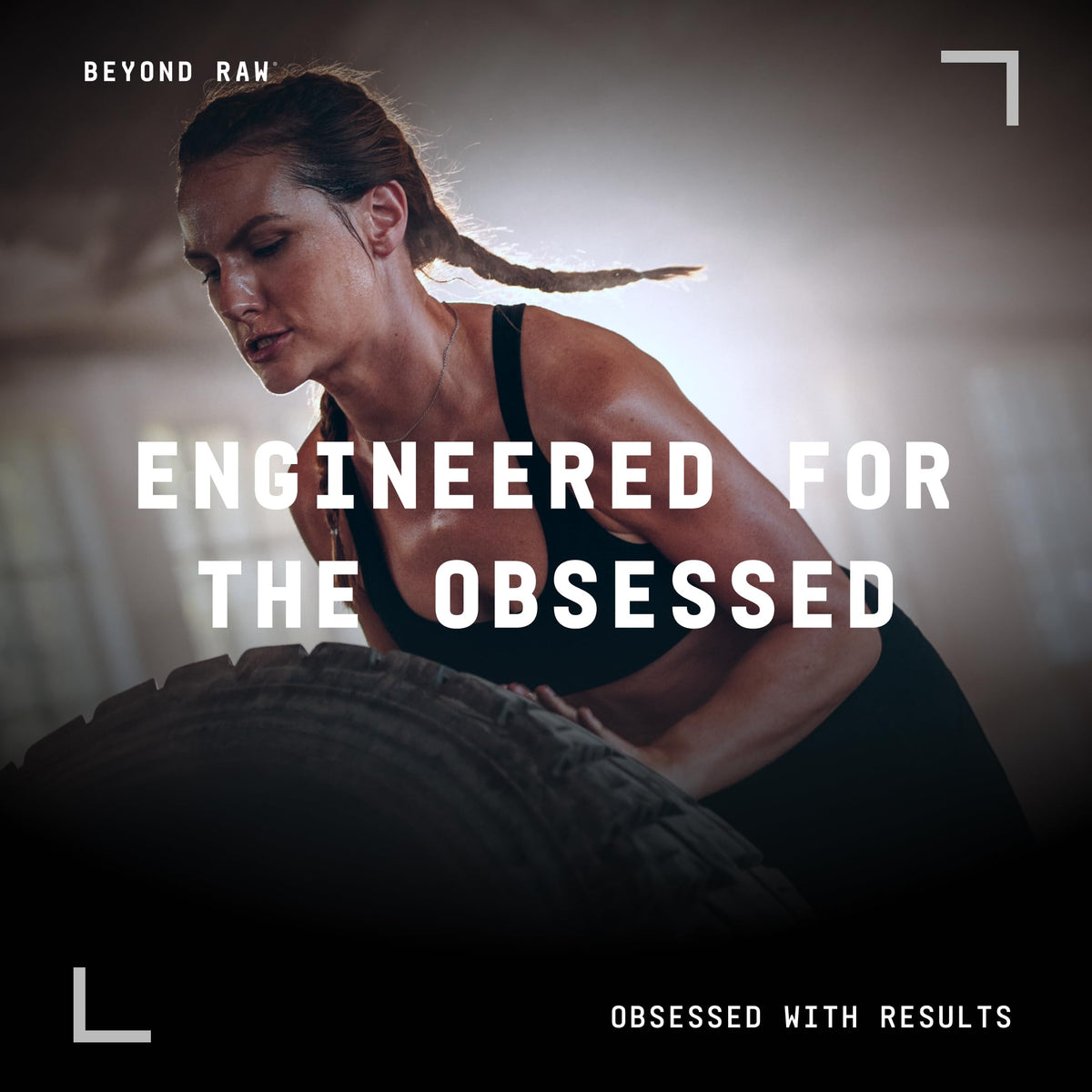 BEYOND RAW Créatine Monohydrate 340g dans un environnement sportif