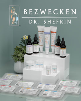 Bezwecken Melatonin tablettes à côté d'une tasse de tisane